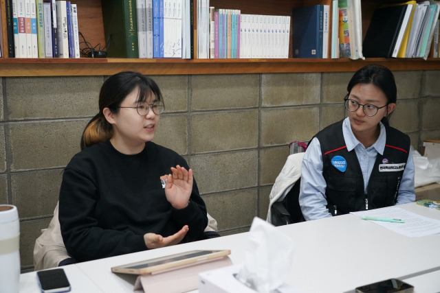 ▲이채은 한국비정규노동센터 상임활동가, 신은진 특성화고노조 경기지부 조직국장, 김설 청년유니온 위원장, 유준환 새로고침협의회 위원장이 6일 서울 서교동 프레시안에서 좌담회에 참여하고 있다. (왼쪽부터 시계 반대 방향으로) ⓒ프레시안(박정연)