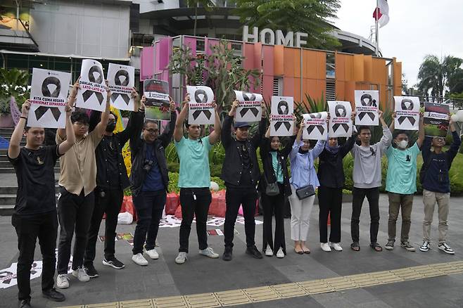 인도네시아 시민단체 회원들이 지난 3월 31일 국제축구연맹(FIFA)의 20세 이하(U-20) 월드컵 개최국 자격 박탈 결정에 반대하는 팻말을 들고 시위하고 있다. 자카르타=EPA연합뉴스