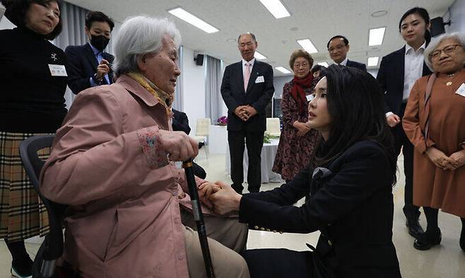 김건희 여사가 지난 12일 경기 파주시 국립6·25전쟁납북자기념관에서 납북자·억류자 가족 10명을 만나 1977년 납북된 이민교 씨의 어머니 김태옥 씨의 손을 잡으며 위로하고 있다. 대통령실 제공