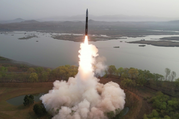 신형 고체연료 ICBM 발사한 북한…“중대한 사명 수행” - 북한은 13일 김정은 노동당 총비서 지도 하에 고체연료를 사용한 새로운 대륙간탄도미사일(ICBM) ‘화성포-18형(화성-18형)’을 발사했다고 14일 당 기관지 노동신문이 보도했다. 신문은 이 미사일이 “공화국 전략무력의 전망적인 핵심주력수단으로, 중대한 전쟁억제력의 사명을 수행”하게 된다고 밝혔다.  평양 노동신문 뉴스1