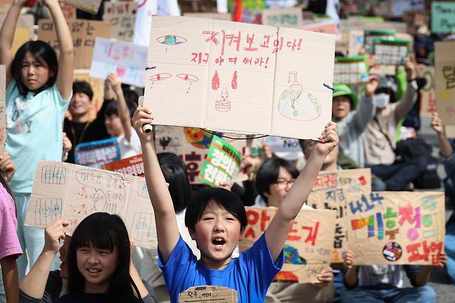 4월14일 세종시에 위치한 탄소중립녹색성장위원회 앞에서 열린 기후정의파업 집회에서 한 어린이가 손팻말을 들고 있다. ⓒ시사IN 신선영