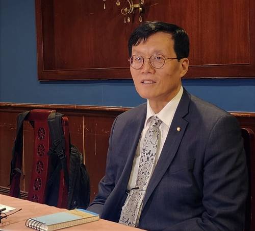 간담회 하는 이창용 한은 총재 (워싱턴=연합뉴스) 강병철 특파원 = 이창용 한국은행 총재가 14일(현지시간) 워싱턴DC 인근에서 특파원들과 간담회를 하고 있다. 2023.4.15 soleco@yna.co.kr