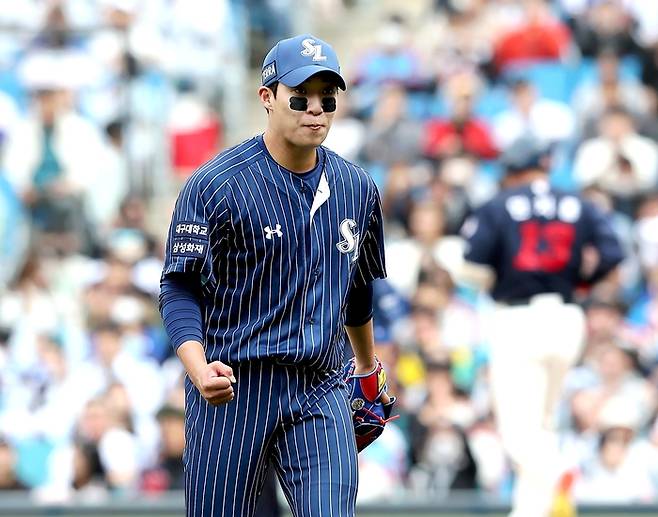 삼성 원태인이 16일 대구삼성라이온즈파크에서 열린 2023 KBO리그 정규시즌 롯데전에서 4회말 무실점으로 마친 후 주먹을 불끈 쥐고 있다. 사진제공 | 삼성 라이온즈