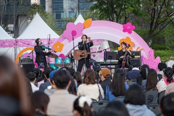 지난 15일 서울 송파구 롯데월드타워 야외 잔디광장 월드파크에서 열린 '롯타 버스킹 오디션'에서 3인조 밴드 '윈썸'이 공연을 하고 있다[사진제공=롯데물산].