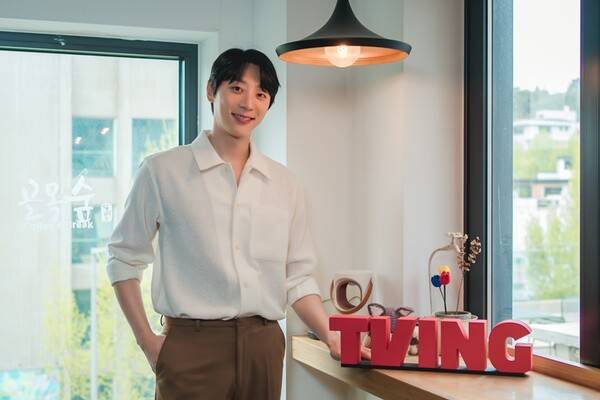 방과 후 전쟁활동에서 '이춘호' 역을 소화한 신현수 배우가 인터뷰 직후 기념사진을 찍고 있다. (사진=티빙)