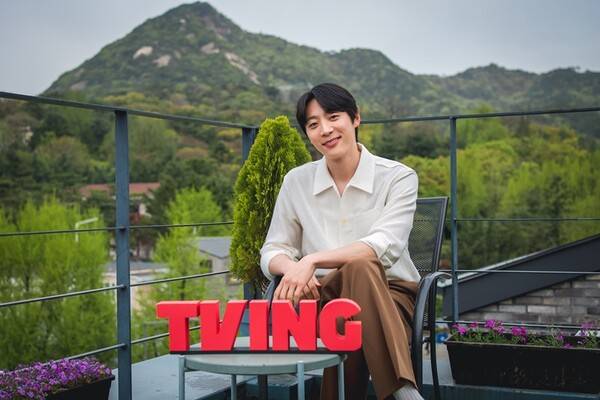 방과 후 전쟁활동에서 '이춘호' 역을 소화한 신현수 배우가 인터뷰 직후 기념사진을 찍고 있다. (사진=티빙)