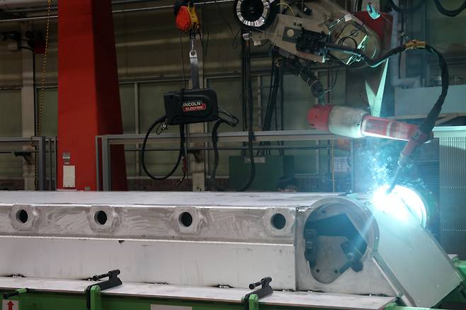 한화에어로스페이스의 경남 창원2사업장에서 용접 로봇이 120㎜ 자주박격포 차체를 용접하고 있다. /권오은 기자