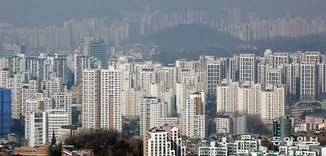 공동주택 관리비라도 단지 규모, 층수,  복도형태 등에 따라 차이가 발생했다.  사진은 서울시내 아파트 전경이다. 동아일보 DB