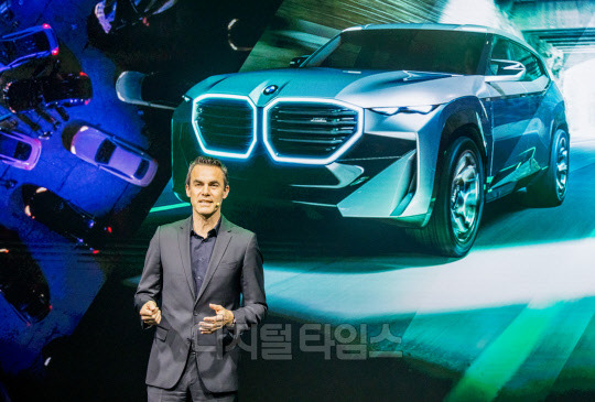 티모 레슈 BMW M 브랜드 및 세일즈 총괄 부사장이 지난달 28일 서울 삼성동의 한 행사장에서 열린 BMW 초고성능 SAV 차량 '뉴 XM' 출시 행사에서 신차를 소개하고 있다. 박동욱기자 fufus@