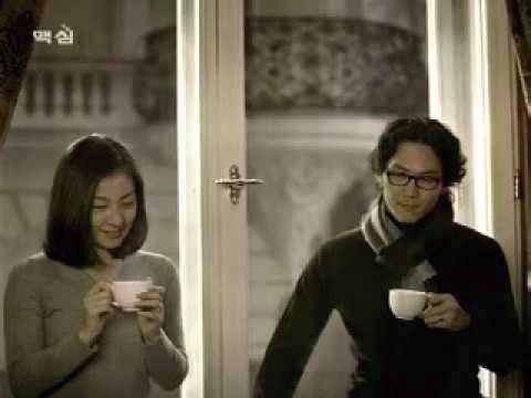 2002년 맥심 광고 속 배우 이정재, 이미연의 모습. 동서식품 제공