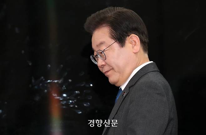 이재명 더불어민주당 대표가 지난 14일 국회에서 열린 최고위원회의에 참석하기 위해 입장하고 있다. 박민규 선임기자