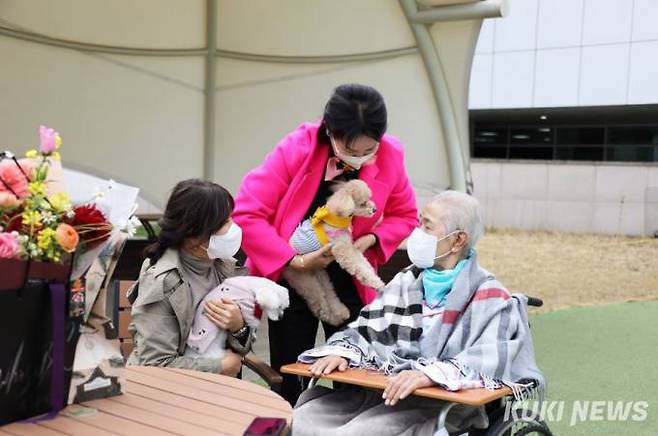 치매로 입원 중인 강모씨(86)와 그의 가족들이 단란한 면회 시간을 보내고 있다. 푸들 ‘루시’가 강씨와 눈을 마주치고 있다.   사진=박선혜 기자