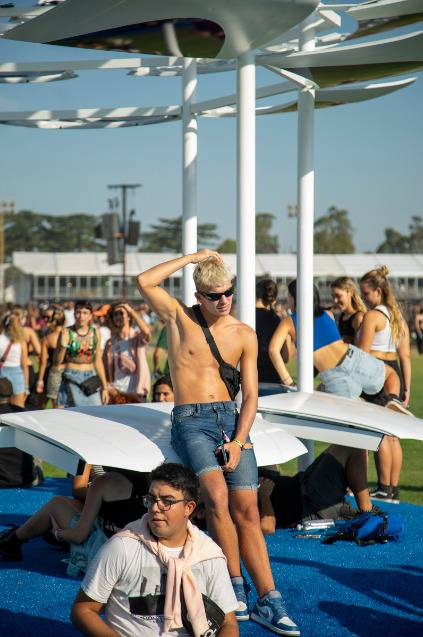 축제 관람객들이 보닛 위에 몸을 기대 쉬고 있다. [롤라팔루자 아르헨티나 인스타그램·스튜디오 노멀]