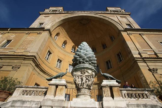 이탈리아 로마에 있는 바티칸 박물관 내 솔방울 정원, 또는 피나(Pina)의 안뜰로도 불리는 곳이다. 피나는 이탈리아어로 솔방울이란 뜻이다. 솔방울 조각 옆에 공작새 두 마리가 조각돼 있다. 솔방울 모양 밑으로 물이 나오는데, 이곳에서 죄를 씻고 마음의 정화를 한다고 한다. [게티이미지]