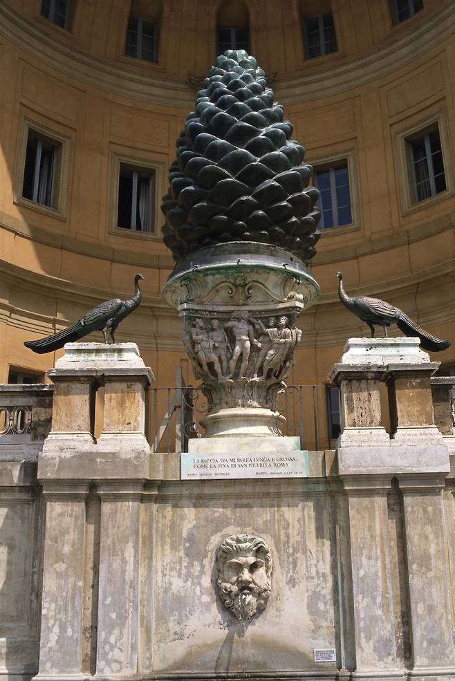 바티칸 박물관 내 솔방울 분수대. 이곳에서 죄를 씻고 마음의 정화를 한다고 한다. [게티이미지]