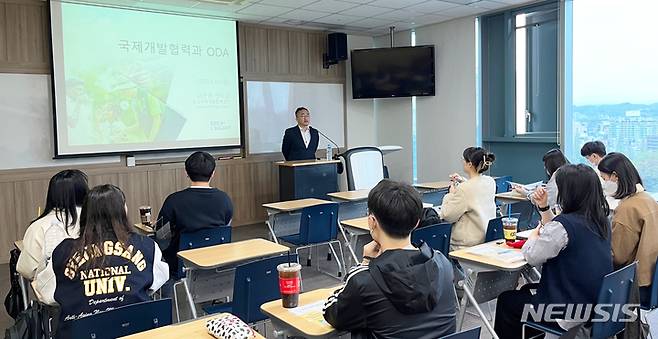 [진주=뉴시스] 경남국제개발협력센터는 14-15일 이틀간 경상국립대 칠암캠퍼스 100주년 기념관에서 경남권 학생과 일반인을 대상으로 국제개발협력과 국제개발원조(ODA)에 대한 이해 증진과 인지도 제고를 위한 1차 ODA 정규교육과정을 실시했다.  *재판매 및 DB 금지