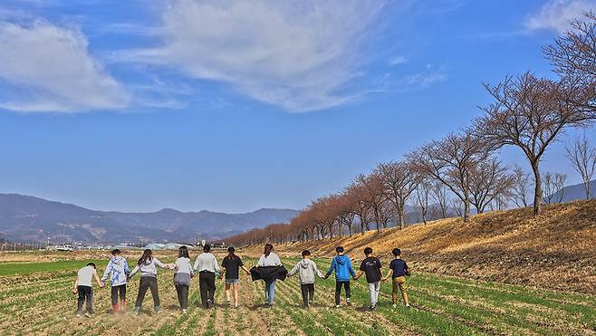 [구례=뉴시스] 밀 밟기 하고 있는 전남 구례 문척초 학생들. (사진=문척초등학교 제공). photo@newsis.com *재판매 및 DB 금지