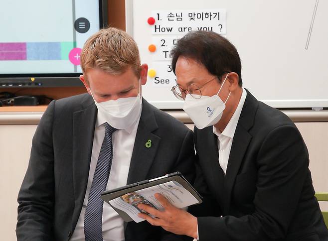 [서울=뉴시스] 김금보 기자 = 조희연 서울시교육감과 크리스 힙킨스(Chris Hipkins) 뉴질랜드 교육부장관이 지난해 10월24일 오전 서울 종로구 교동초등학교를 방문해 글로벌 온라인 협력수업 '국제공동수업'을 참관하고 있다. (사진= 서울시교육청 제공) 2022.10.24. photo@newsis.com *재판매 및 DB 금지