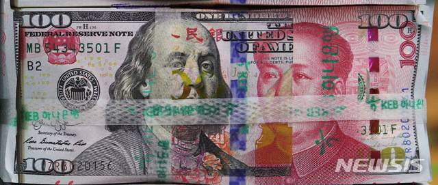 [서울=뉴시스]미국의 대중국 견제 속에서 중국은 달러 패권에 도전하며 위안화 세계화를 몰아붙이고 있다. 사진은 지난 2020년 5월28일 서울 하나은행 위변조대응센터에 마련된 위안화와 달러의 모습. (사진=다중노출 촬영) 2020.05.28.