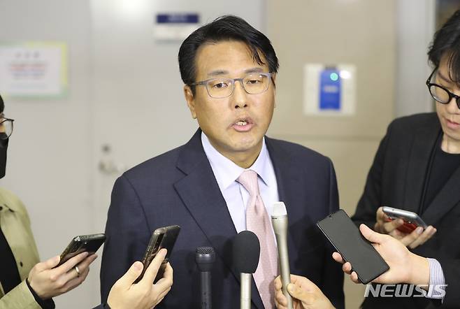 [인천공항=뉴시스] 최진석 기자 = 김태효 국가안보실 제1차장이 지난 15일 한미 정상회담 주요 의제 조율 등을 마친 후 인천국제공항을 통해 워싱턴에서 귀국해 기자들의 질문에 답하고 있다. 2023.04.15. myjs@newsis.com