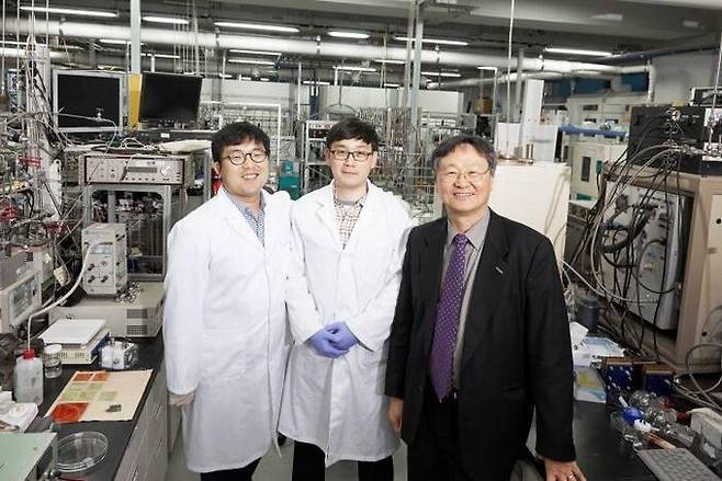 인공&nbsp;나뭇잎 개발에 성공한&nbsp;이재성 울산과학기술원 에너지 및 화학공학부 교수팀
