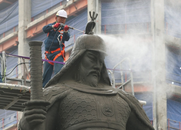 16일 오전 서울 광화문광장에서 서울시 관계자들이 이순신 장군 동상의 묵은 때를 벗겨내는 세척 작업을 하고 있다. 2023.4.16 홍윤기 기자