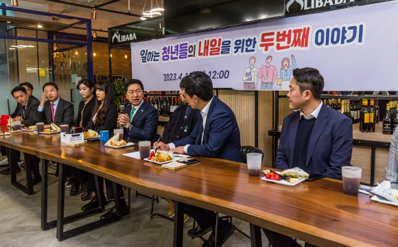 국민의힘 김기현 대표, ‘일하는 청년들의 내일을 - 국민의힘 김기현 대표가 13일 오후 서울 구로구의 한 카페에서 열린 ‘일하는 청년들의 내일을 위한 두 번째 이야기’ 간담회에서 참석자들과 대화하고 있다. 이날 간담회에는 청년대표들과 대통령실, 중소벤처기업부 소속 청년 담당관들이 참석했다. 2023. 4. 13 국회사진기자단