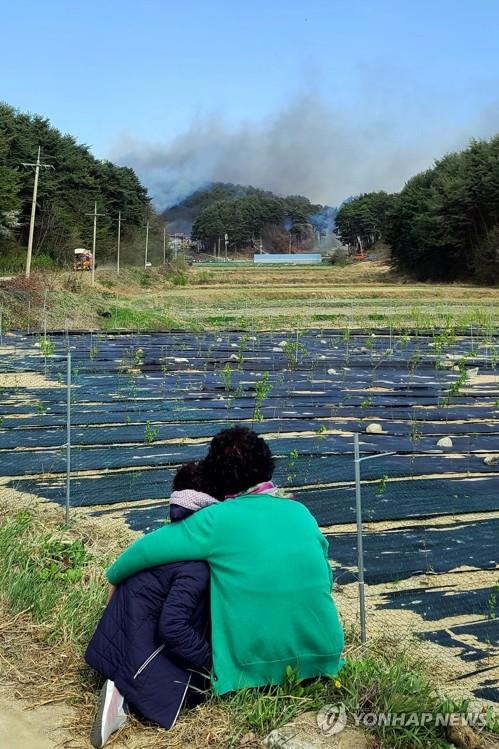 강릉서 산불…오열하는 대피 주민. [연합뉴스 자료 사진]