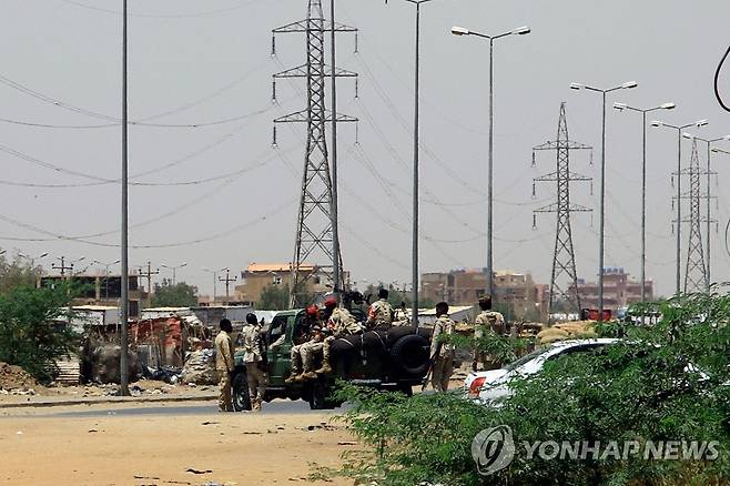 '군벌간 무력 충돌' 수단 수도 하르툼에 배치된 군사들 (하르툼[수단] AFP=연합뉴스) 15일(현지시간) 정부군과 준군사조직인 신속지원군(RSF) 간에 교전이 이어지고 있는 북아프리카 수단의 수도 하르툼에 군인들이 배치되어 있다. 수단의사중앙위원회는 이번 교전으로 민간인 최소 56명이 숨졌다고 밝혔다. 정부군 지도자 부르한 장군은 RSF가 먼저 하르툼 남부군을 공격했다며 대통령궁과 군사 지휘부 등 모든 전략시설은 정부군 통제하에 있다고 밝혔다. 반면 다갈로 RSF 사령관은 정부군이 먼저 자군 부대를 포위했다며 RSF가 하르툼 전략 기지를 장악하고 있다고 엇갈린 주장을 폈다. 2023.04.16 ddy04002@yna.co.kr