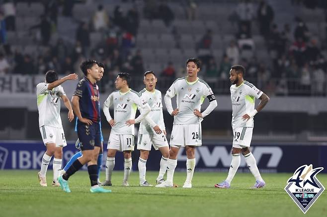 지난 15일 수원FC에 패한 뒤 아쉬워 하는 전북 현대 선수들 사진=한국프로축구연맹 제공