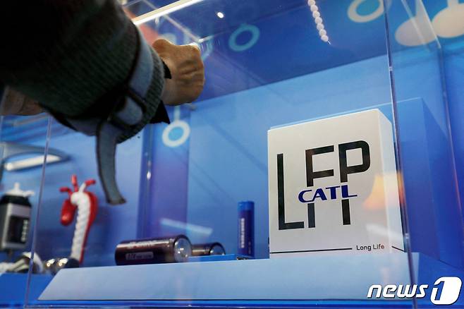 FILE PHOTO: The logo of Chinese battery maker CATL is seen among a display of batteries at an exhibition in Beijing, China October 12, 2022. REUTERS/Florence Lo/File Photo ⓒ 로이터=뉴스1