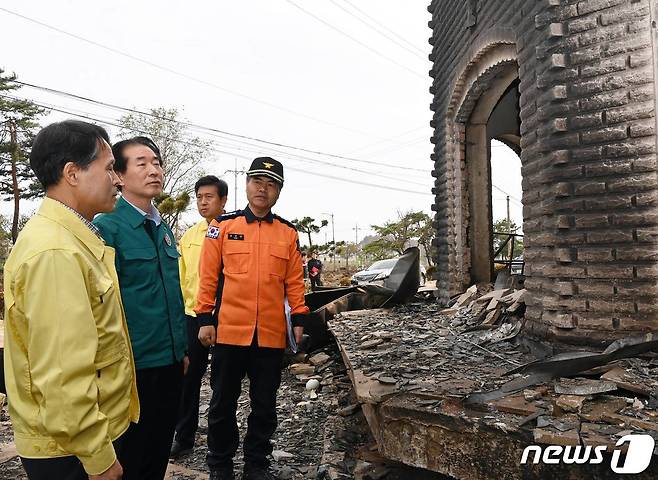 김성호 행정안전부 재난안전관리본부장이 지난 14일 오후 강원 강릉시 산불피해 현장인 안현동 펜션단지를 방문하여 산불피해 현황을 점검하고 항후 지원사항에 관한 의견을 나누고 있다. (행정안전부 제공) 2023.4.14/뉴스1