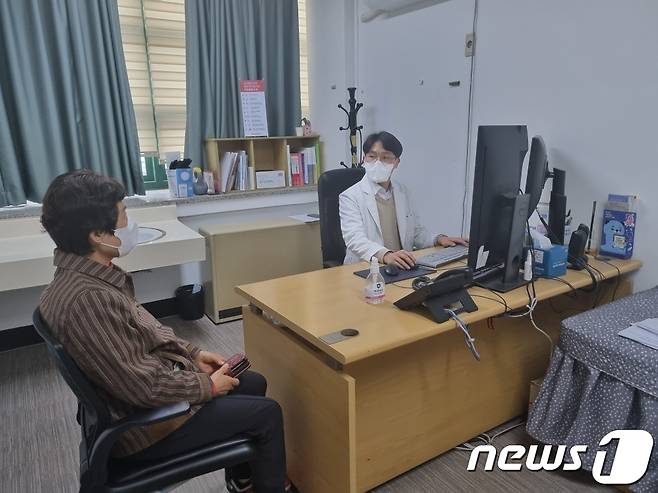 17일 충북 음성군은 당직의료기관인 제일조은병원에 공중보건의사를 배치한다고 밝혔다. 사진은 공중보건의사 진료 모습.(음성군 제공)2023.4.17/뉴스1