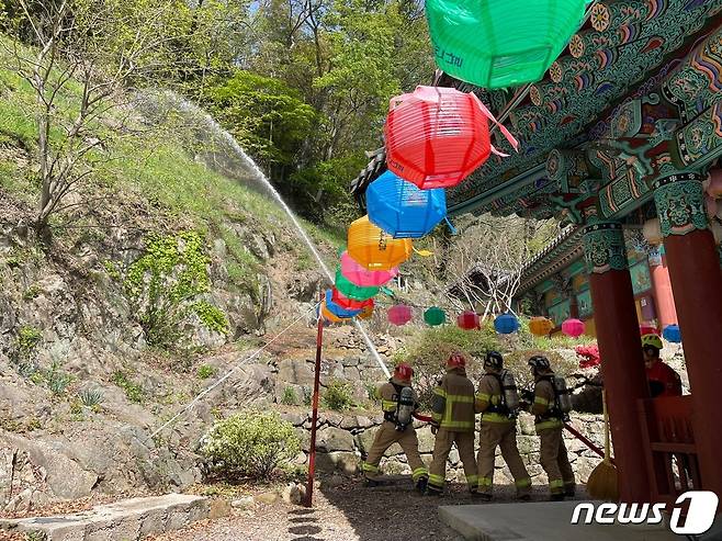 광주 동부소방 관계자들이 17일 오후 광주 동구 운림동 무등산 증심사에서 국립공원공단 등과 합동소방훈련을 하고 있다. (동부소방 제공) 2023.4.17/뉴스1