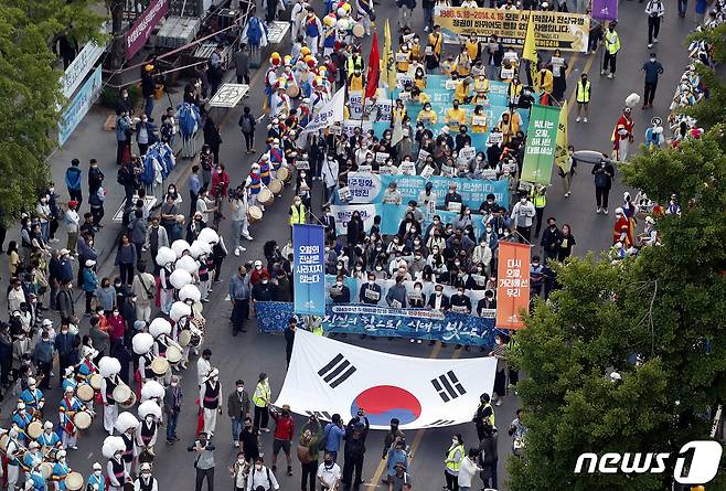 5·18민주화운동 제42주년을 하루 앞둔 지난해 5월17일 오후 광주 동구 금남로 일원에서 열린 5·18 민주화운동 42주년 전야제에서 민주평화대행진 참가자들이 옛 전남도청을 향해 행진하고 있다. 2022.5.17/뉴스1 ⓒ News1