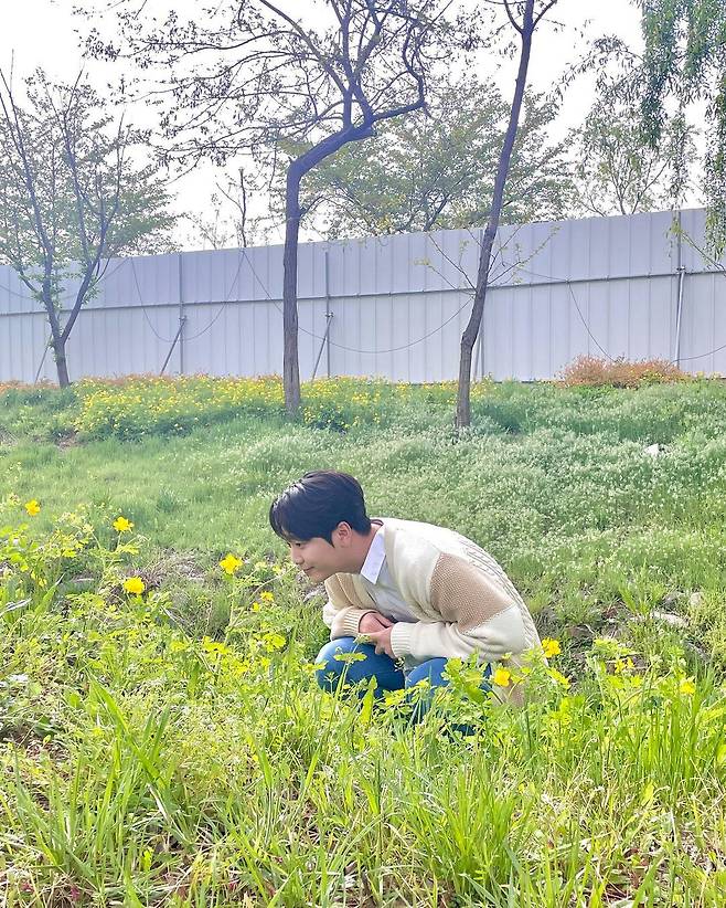 Crossover group Forestella member Ko Woo-rim fell in love with the charm of spring.Ko Woo-rim posted a photo on his 17th day of his instagram saying springtime ~~.Inside the picture is a picture of Ko Woo-rim, who smells the flowers and feels the spring. The styling of the day was also spring. The style was completed by matching jeans and beige cardigan.At this time, Ko Woo-rim is attracted by the charm of spring, showing a pale smile and boasting a warm visual.Meanwhile, Forestella Ko Woo-rim posted a wedding ceremony with the figure queen Kim Yuna last October.