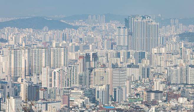 서울 남산에서 바라본 아파트 단지의 모습. /뉴스1