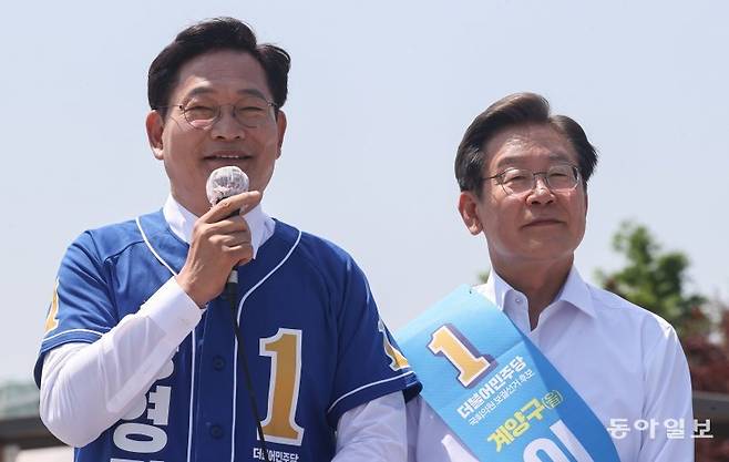 지난해 5월 27일 김포여객터미널 앞에서 열린 ‘김포공항 이전 수도권 서부 대개발 정책협약 기자회견’에서 송영길 전  대표와 이재명 대표 모습. 당시 송 전 대표는 인천 계양을 국회의원을 사퇴하고 민주당 서울시장 후보로 나섰고,  이 대표는 송 전 대표가 비워준 인천 계양을 보궐선거로 출마해 원내에 입성했다.