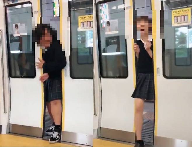 일본 학생들이 지하철 문에 몸을 끼워 넣어 출발을 막고 있다. / 사진=SNS 갈무리