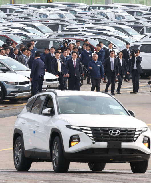 9일 현대자동차 울산공장 수출 선적 부두에서 윤석열 대통령과 정의선 현대자동차그룹 회장이 자동차 운반 전용선인 \