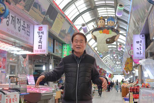 이종국 경주 성동시장상인회장이 시장을 소개하고 있다. 경주=정광진 기자