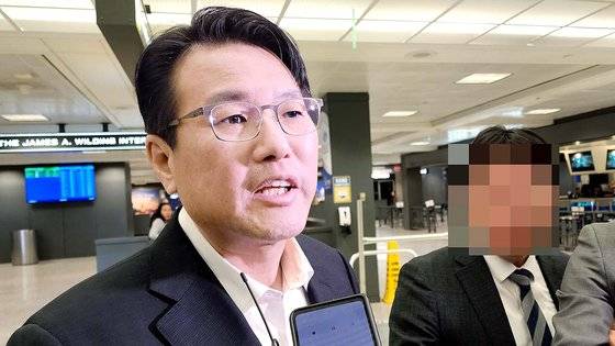 지난 11일 미국을 방문한 김태효 국가안보실 1차장이 워싱턴DC 인근 덜레스 공항에서 워싱턴 주재 한국 특파원들에게 방문 목적 등을 설명하고 있다. 김 차장의 언행이 구설에 올라 있다. 연합뉴스
