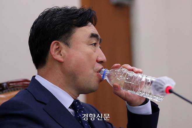 윤관석 국회 상업통상자원중소벤처기업위원회 위원장이 지난 13일 국회에서 열린 전체회의 도중 물을 마시고 있다. 박민규 선임기자