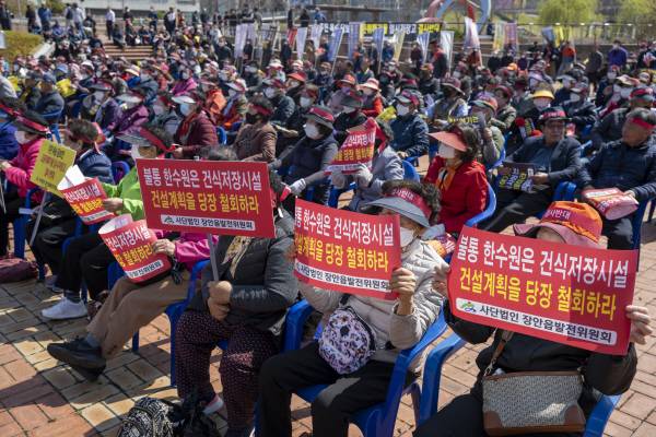 기장군 장안읍 고리원자력홍보관에서 열린 ‘고리 원전 내 건식저장시설 일방적 설치 결정 규탄 집회’ 에서 지역 7개 주민단체 주민이 구호를 외치고 있다. 국제신문DB
