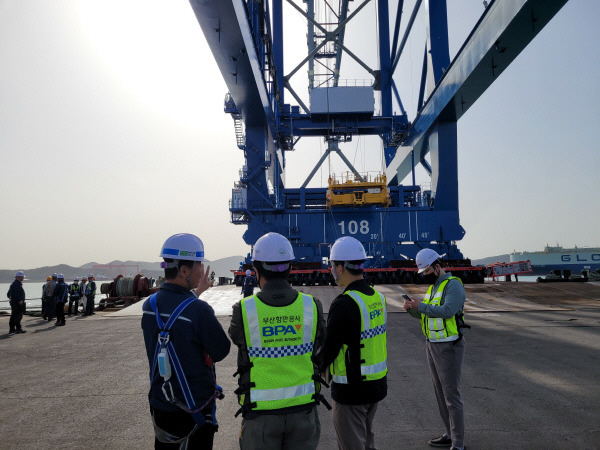 부산항만공사(BPA)는 부산항 신항 서컨테이너부두 2-5단계 항만하역장비 반입을 앞두고 최근 이틀간 제작업체를 방문해 현장 전반에 대한 안전점검을 실시했다. 부산항만공사 제공