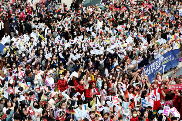 4일 국제박람회기구(BIE) 실사단이 도착하는 부산역에서 시민 환영 행사가 열리고 있다. 연합뉴스