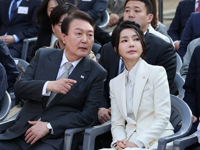 윤석열 대통령과 김건희 여사가 지난 1일 대구 서문시장에서 열린 '서문시장 100주년 기념식'에서 대화하고 있다. 연합뉴스