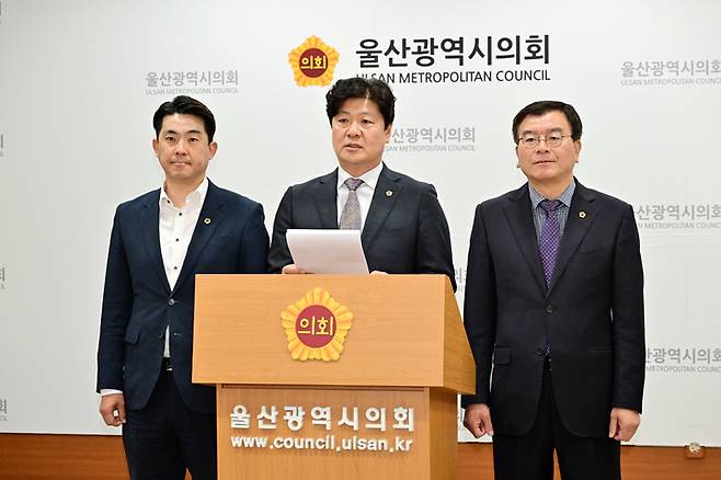 [울산=뉴시스] 박수지 기자 = 국민의힘 공진혁, 김종훈, 홍성우 울산시의원이 17일 시의회 프레스센터에서 기자회견을 열고 웅촌-서생간 원자력 대피도로 개설을 촉구하고 있다. 2023.04.17. (사진=울산시의회 제공) photo@newsis.com *재판매 및 DB 금지