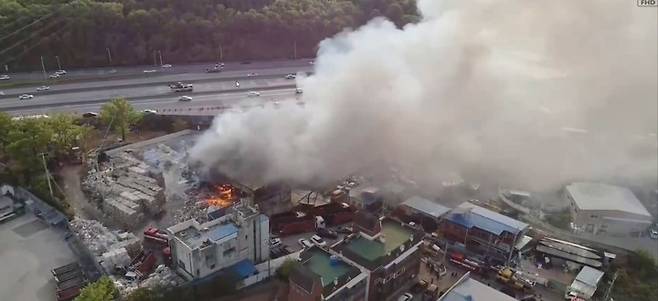 [대구=뉴시스] 17일 오후 5시5분께 대구 서구 상리동의 한 종이류 폐기물 처리공장에서 화재가 발생했다. (사진=대구소방안전본부 제공) 2023.04.17. photo@newsis.com *재판매 및 DB 금지