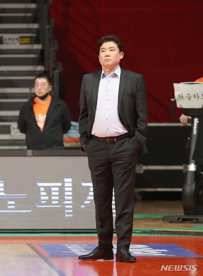 [고양=뉴시스] 김선웅 기자 = 17일 경기 고양시 고양체육관에서 열린 2022-2023 프로농구 4강 플레이오프 고양 캐롯 점퍼스와 안양 KGC 인삼공사의 경기, 고양 캐롯 김승기 감독이 경기를 지켜보고 있다. 2023.04.17. mangusta@newsis.com